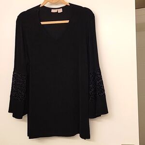 Chico's Traveler tunic Size 2. Long bell sleeves. No wrinkle. Best for travel